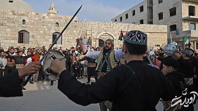 سوریها با لباس سنتی دمشقی در مقابل مسجد اعظم عید فطر را جشن میگیرند